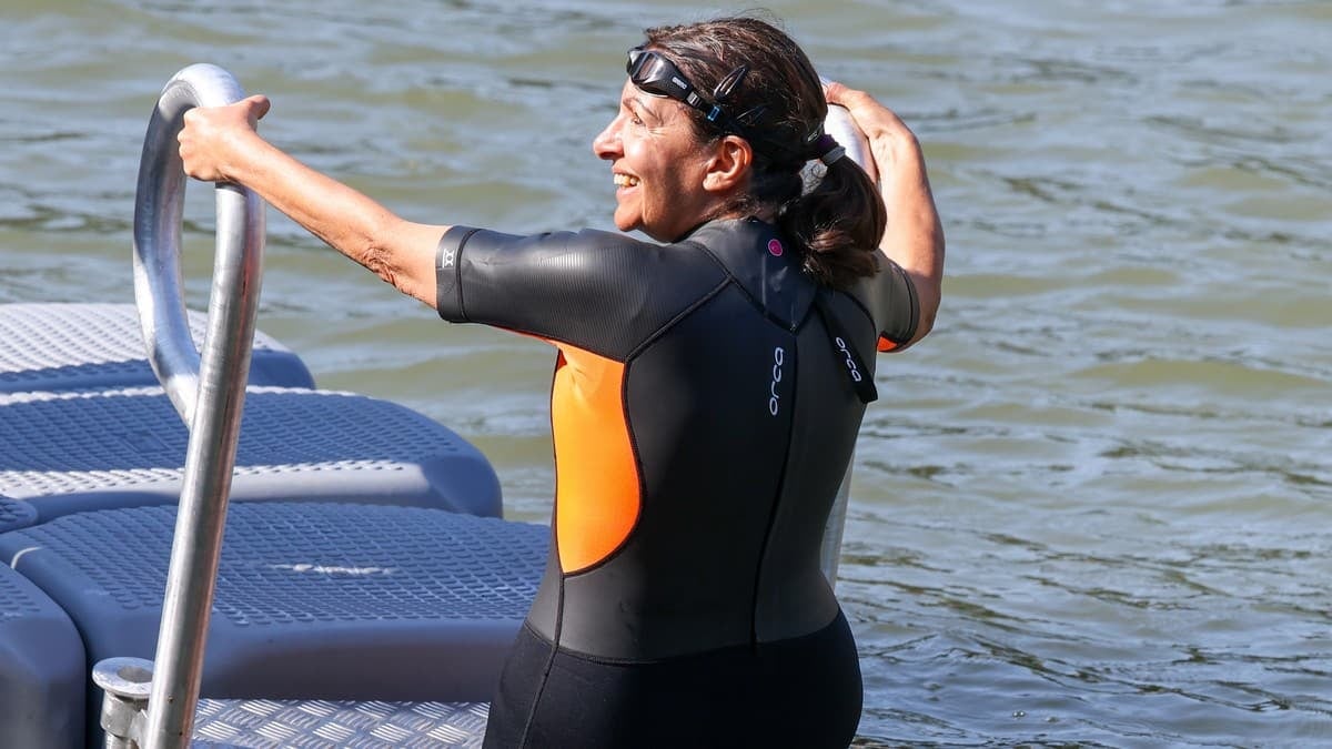 Anne Hidalgo se baigne dans la Seine, les internautes pointent du doigt : « Quel mépris »