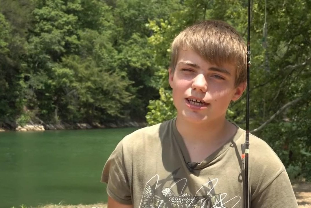 Diver recovers boy's sunken fishing pole from Tennessee lake