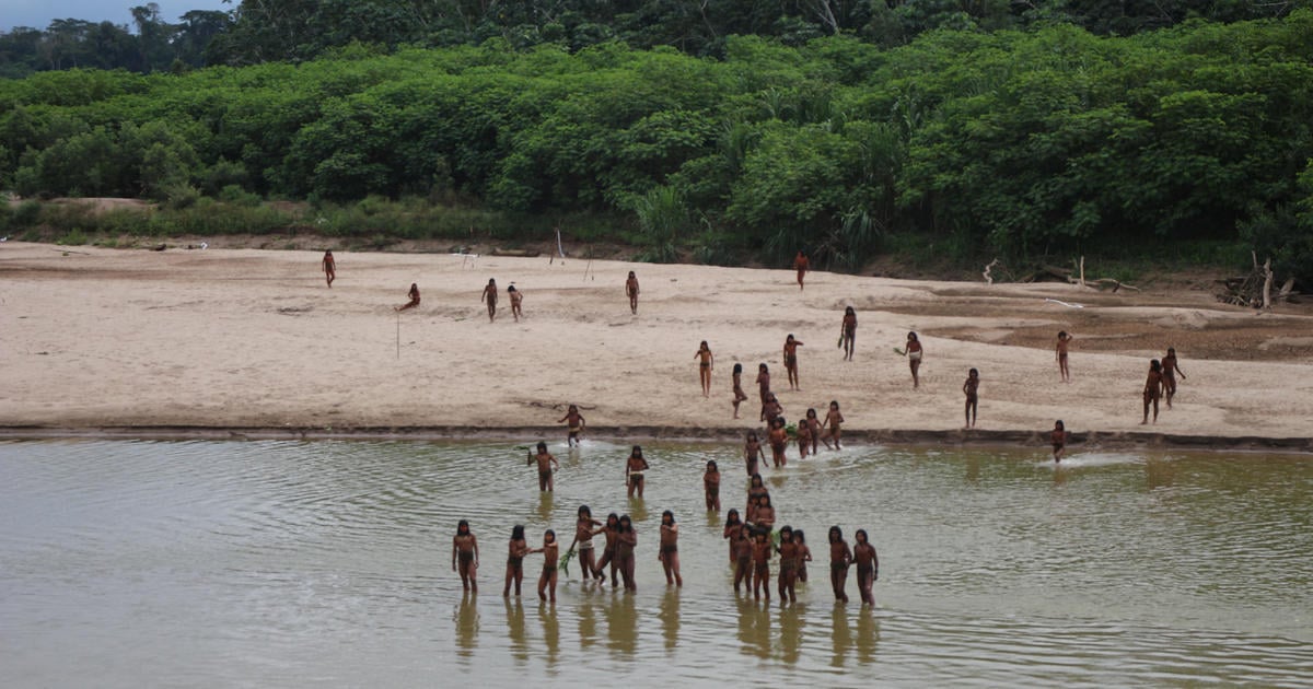 Photos show reclusive tribe on Peru beach searching for food