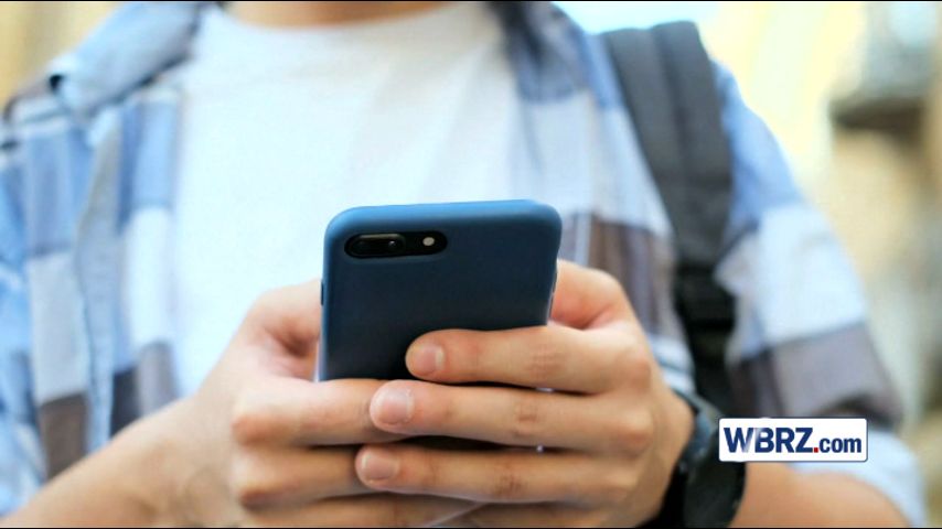 EBR School Board pushes back decision on how a new cellphone ban will be put into the policy