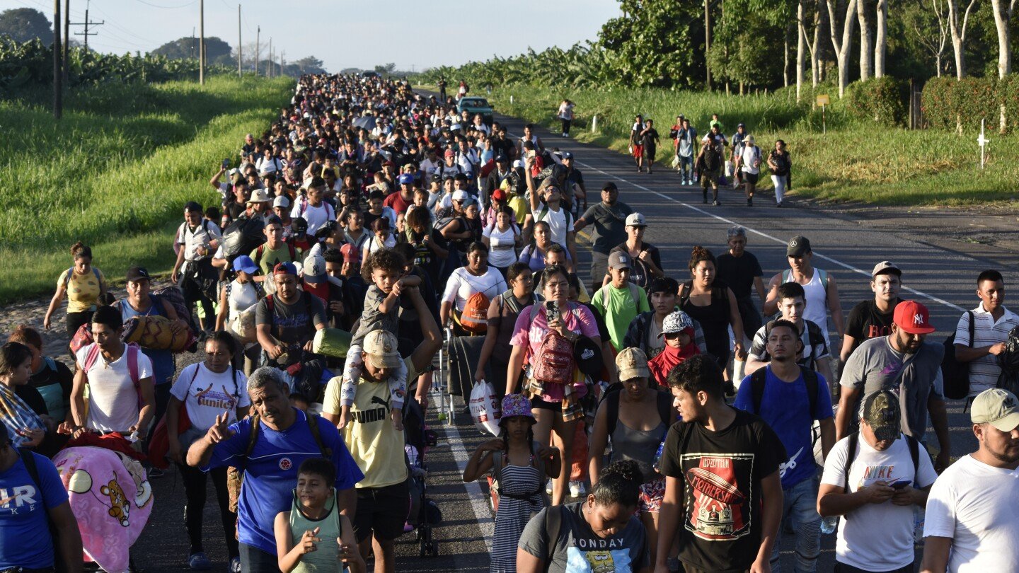 Hundreds of migrants leave Mexico in new caravan headed for US border...