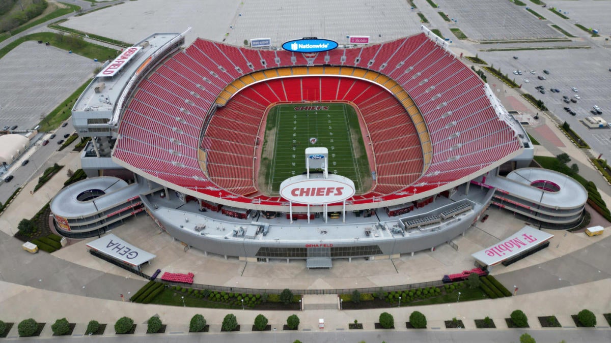 Chiefs owner Clark Hunt calling potential move to Kansas, new stadium talk 'premature'