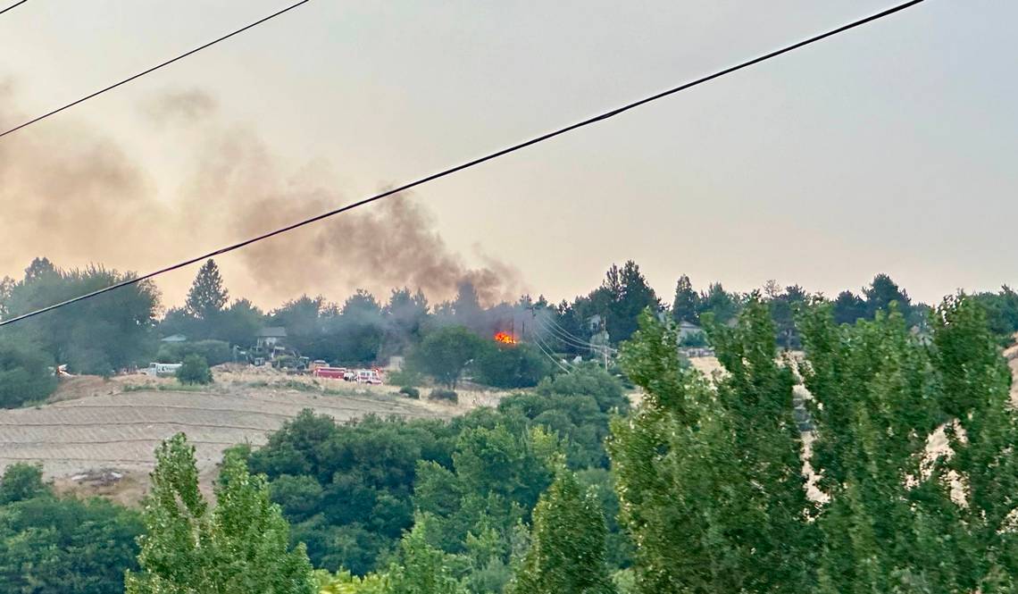 Firefighters respond to grass fire in Boise Foothills that left thousands without power