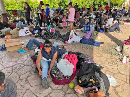Descansa caravana migrante en Tapachula antes de seguir su camino hacia el norte