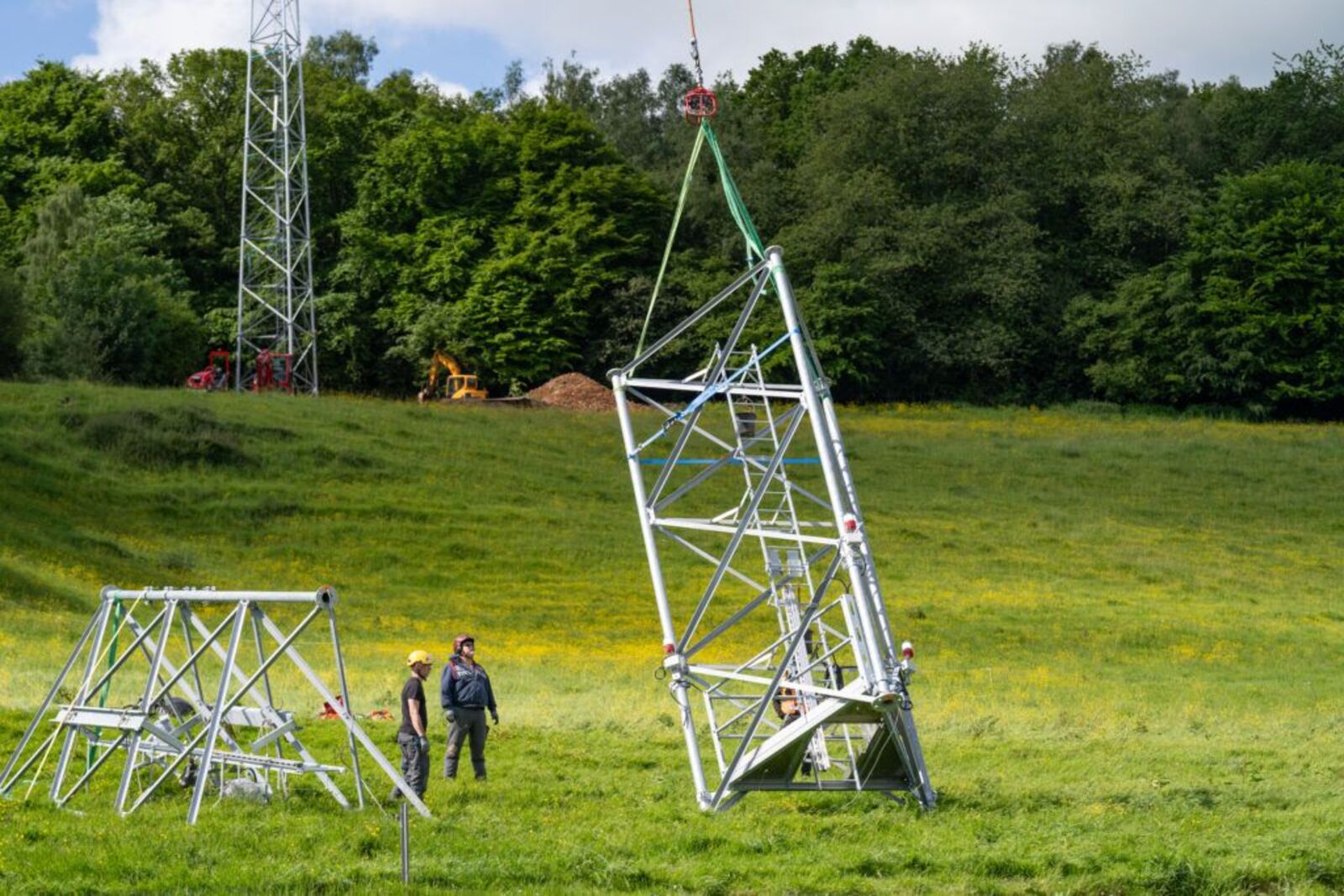 Bouygues Telecom fait hélitreuiller un pylône pour installer des antennes mobiles, une manœuvre vertigineuse