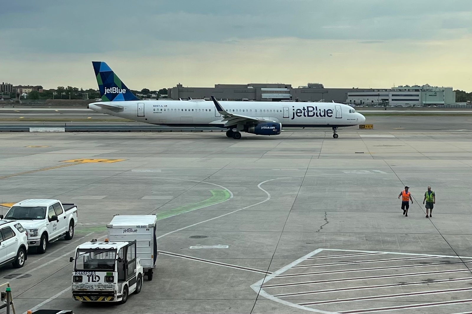 JetBlue cuts or halts 24 routes, pulls out of 7 cities — but doubles down on New England