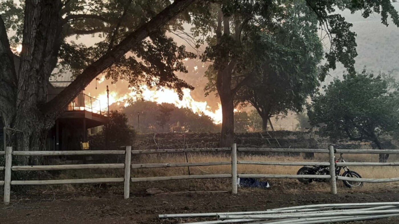 Winds and lightning strikes stoke Oregon fire, now the largest in the U.S.