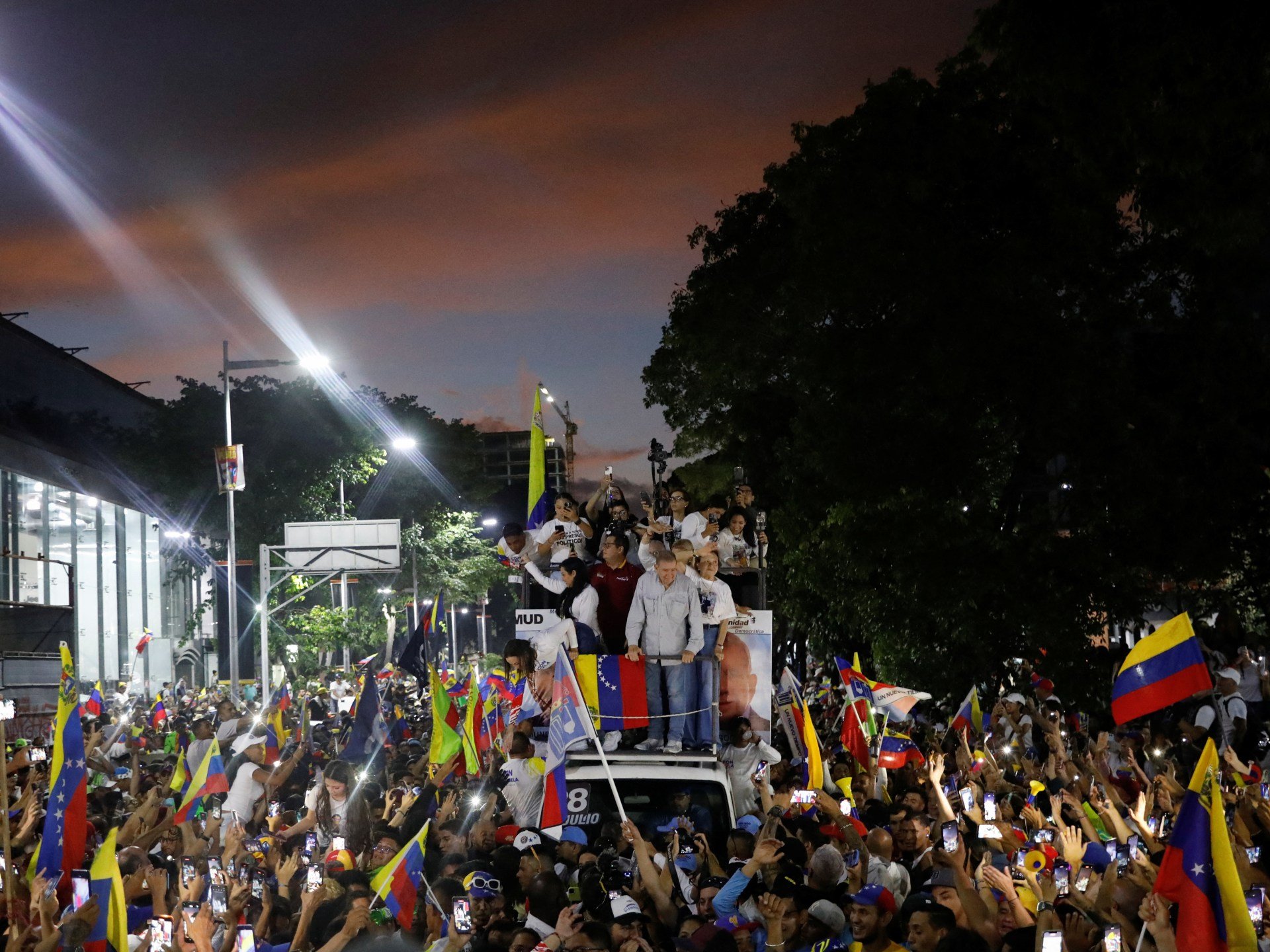 Huge crowds at Venezuela opposition’s final election rally