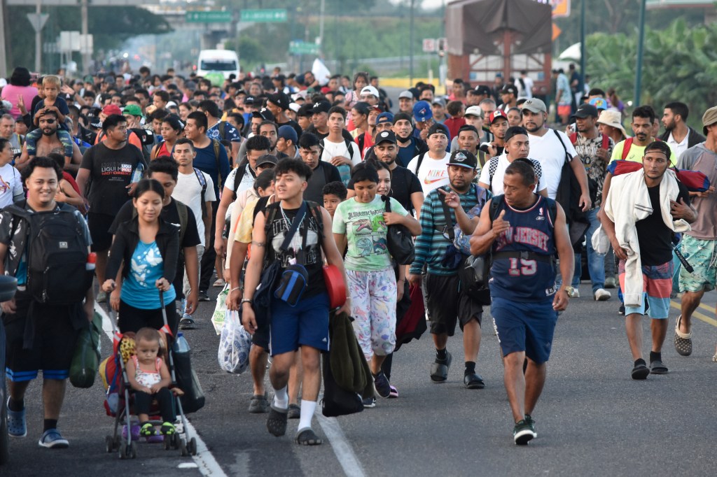 3,000 migrants leave southern Mexico on foot in a new caravan headed for the US border