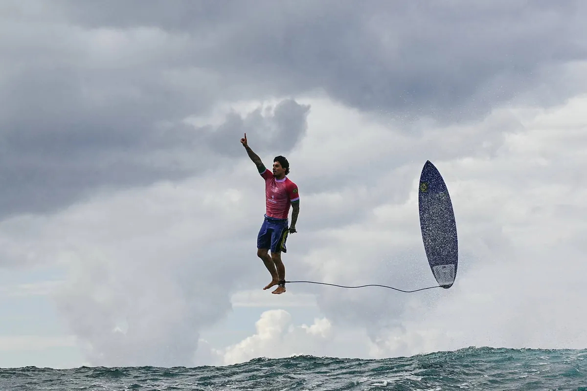 La mejor foto de los Juegos: ¡¡el surfista que vuela sobre las aguas!!