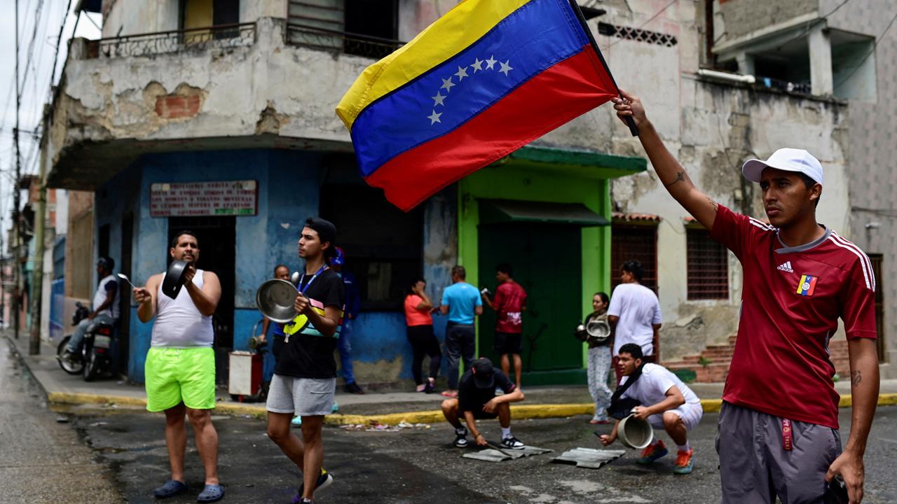 Tausende fordern Rücktritt der Regierung Maduro in Venezuela