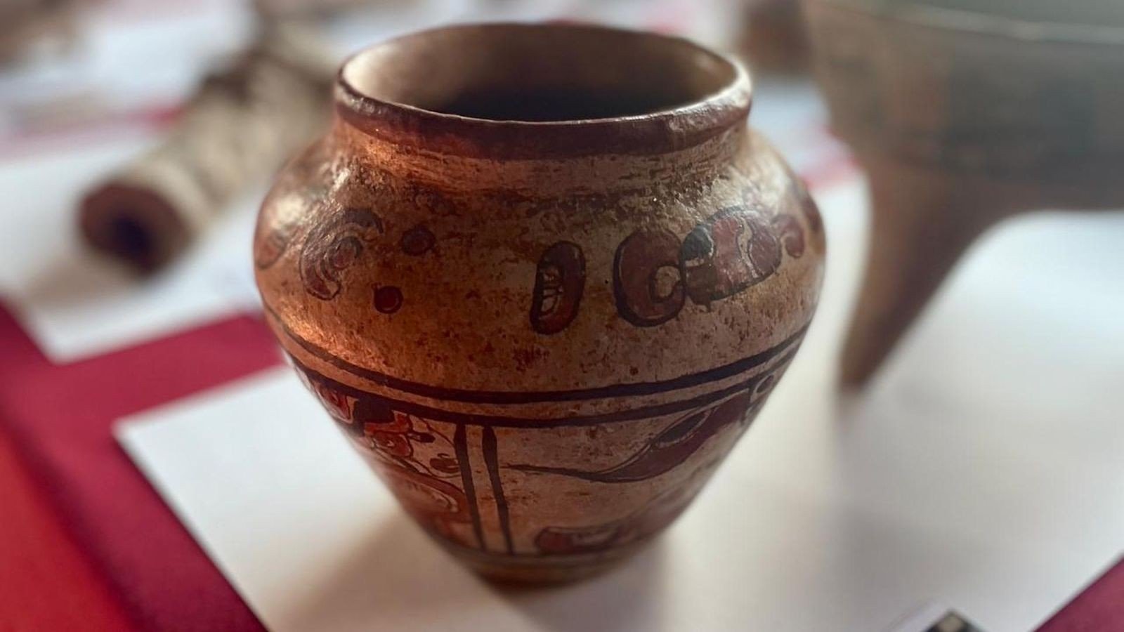 Seltener Fund: Frau erwirbt im Trödelladen antike Maya-Vase