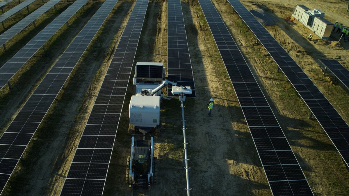 Amazon: KI-Roboter Maximo baut Solarparks in der Hälfte der Zeit