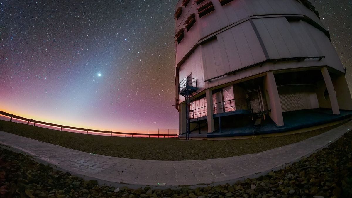 Ghostly 'zodiacal light' glows above the Very Large Telescope in Chile (photo)