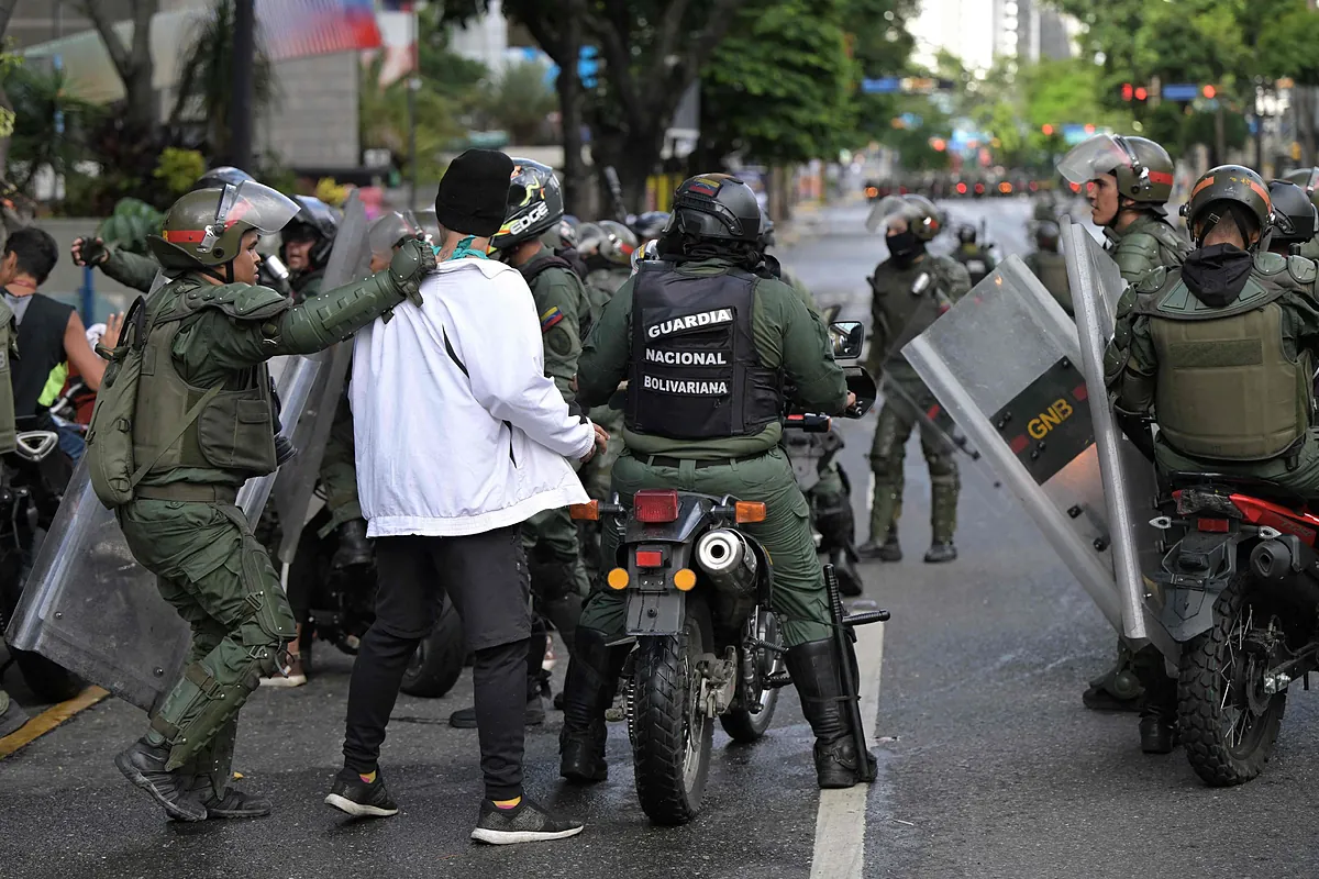 Maduro militariza Venezuela y redobla la represión