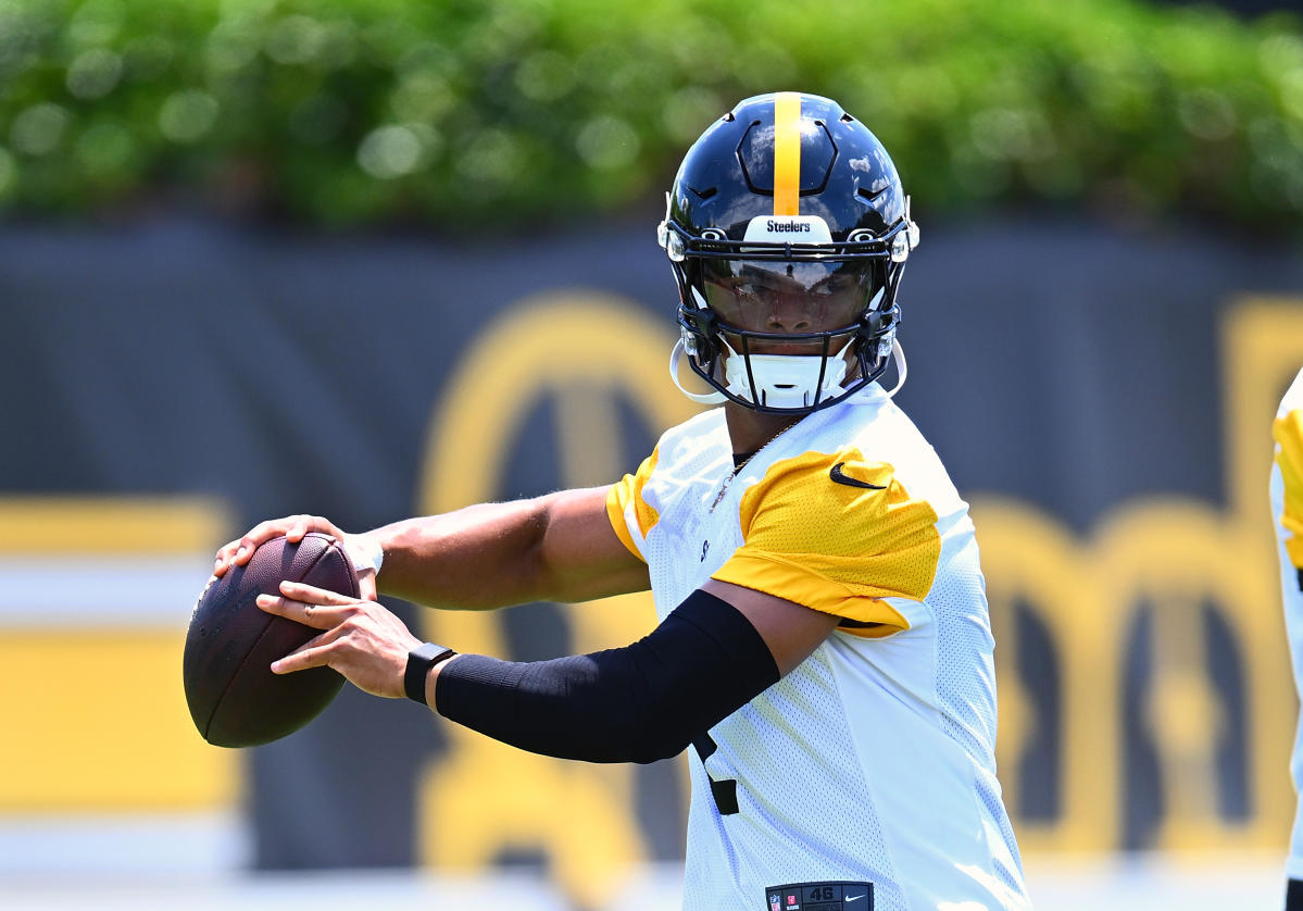 Late hit on Justin Fields causes fight to break out at Steelers training camp
