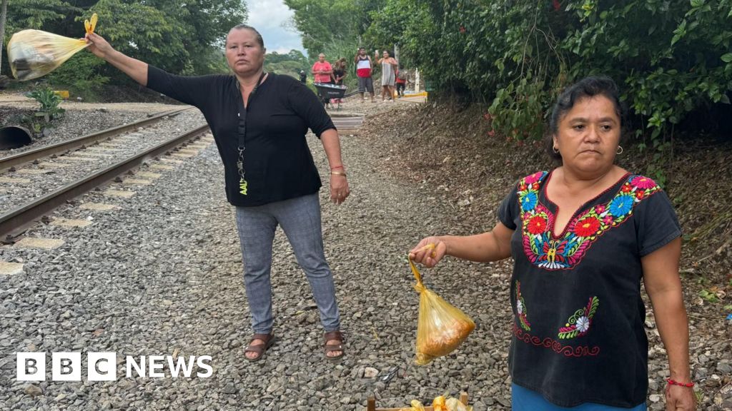 The Mexican women aiding migrants on their perilous journey north