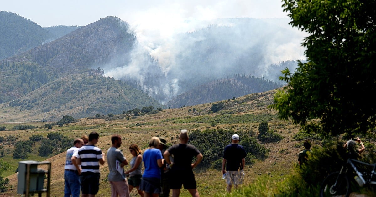 Wildfires encroach on homes near Denver as heat hinders fight