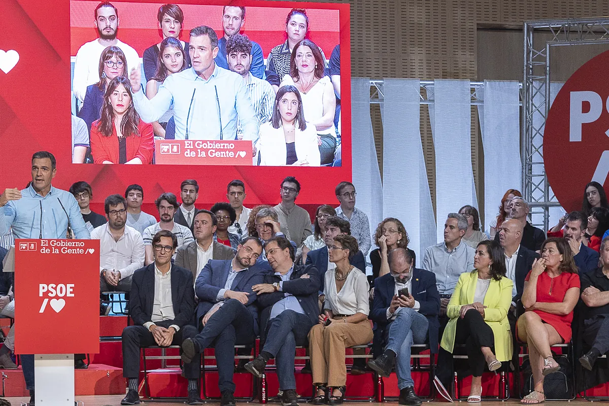 Sánchez ya sólo conserva el apoyo de cinco barones premiados desde Moncloa