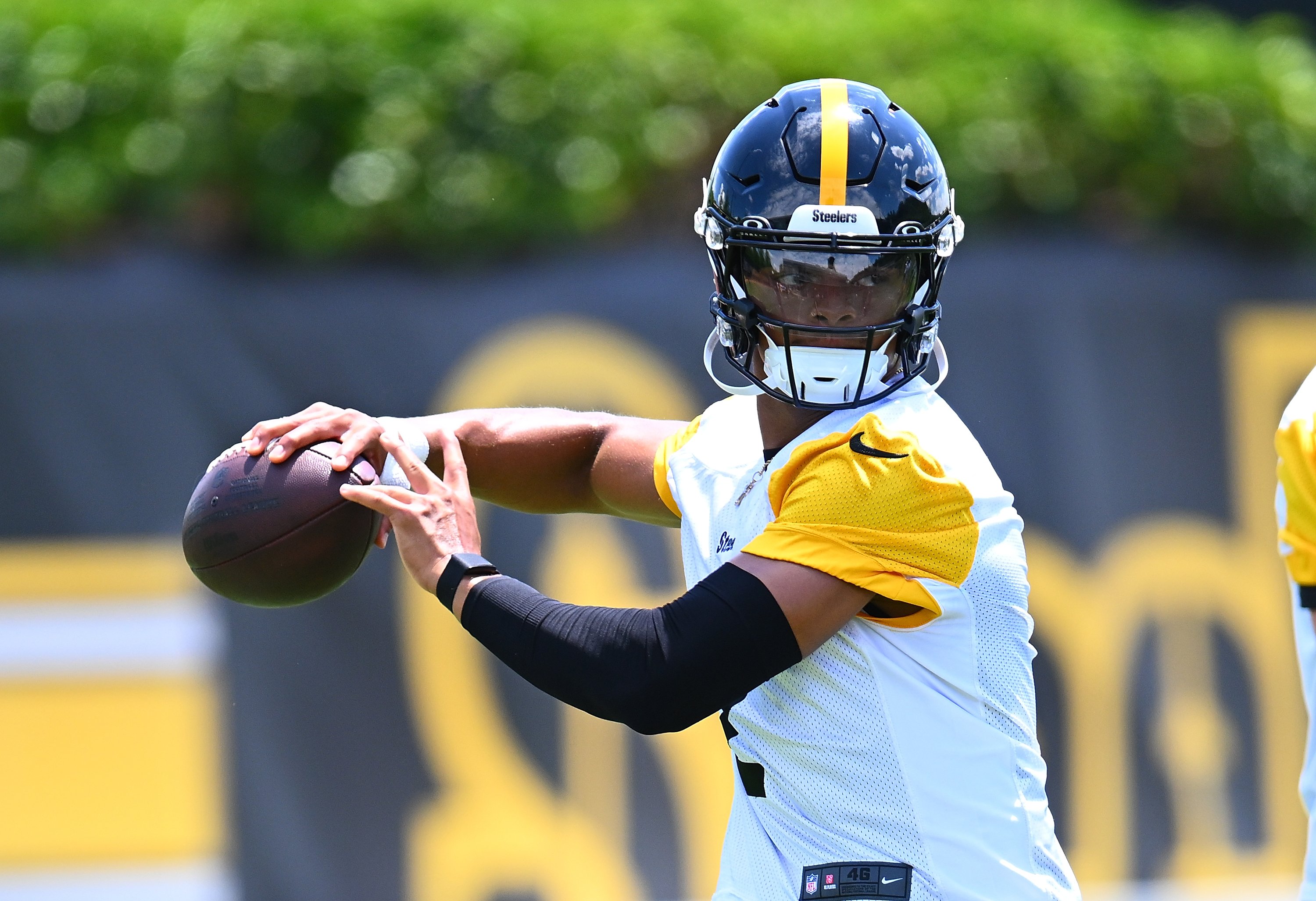 Former Steelers Star Has Wild Prediction For Justin Fields