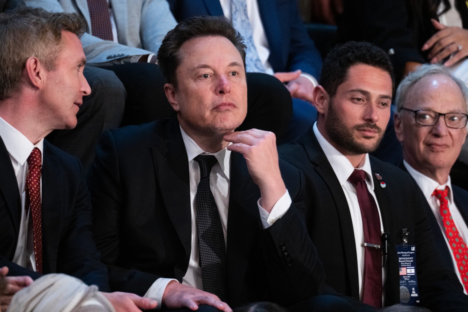 Elon Musk’s Pro-Trump Website Accused of Shady Data Collection