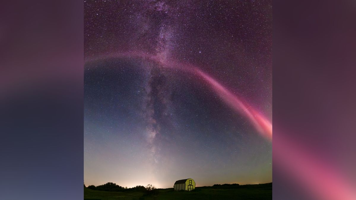 Astrophotographer captures stunning views of northern lights and STEVE during brief encounter (photo & video)