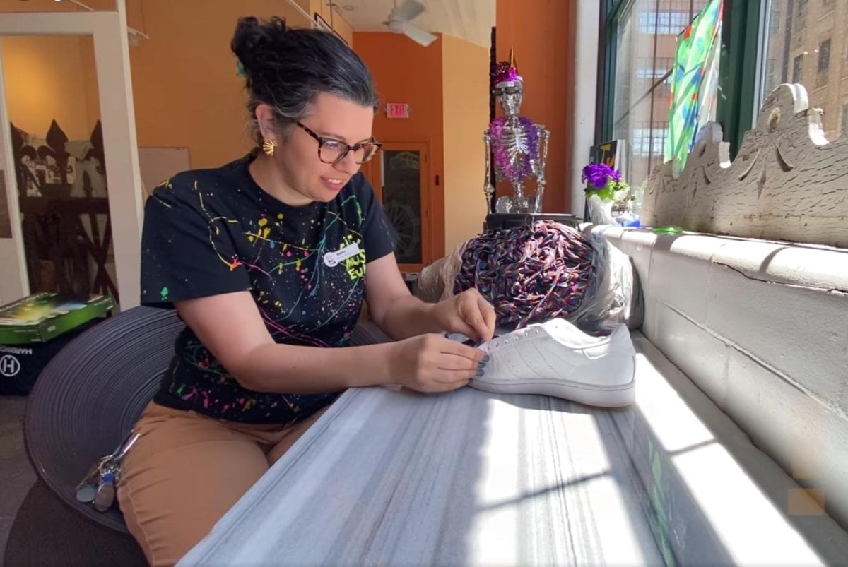 Missouri museum unveils world's longest shoelace