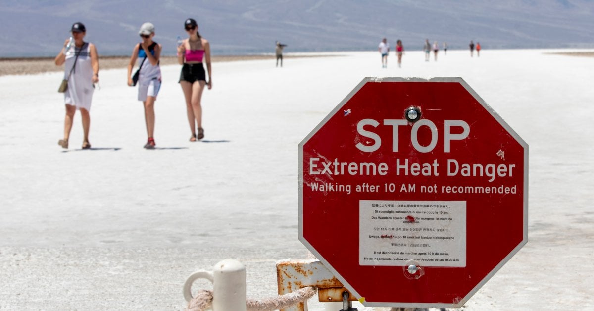 Tourists Flock to Death Valley Despite Deadly U.S. Heat Wave