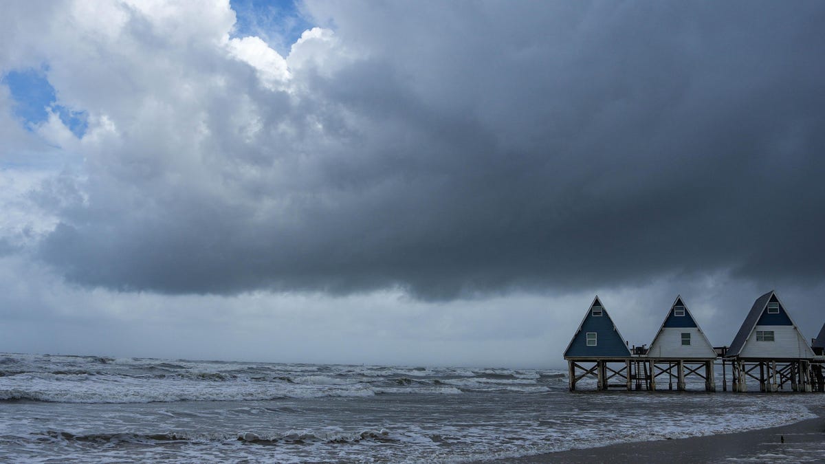 Hurricane Beryl leads to nearly 1,400 flight cancellations