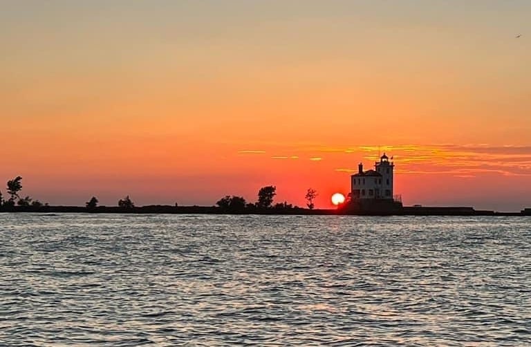 Man dead after boat capsizes on Lake Erie, search suspended for other man