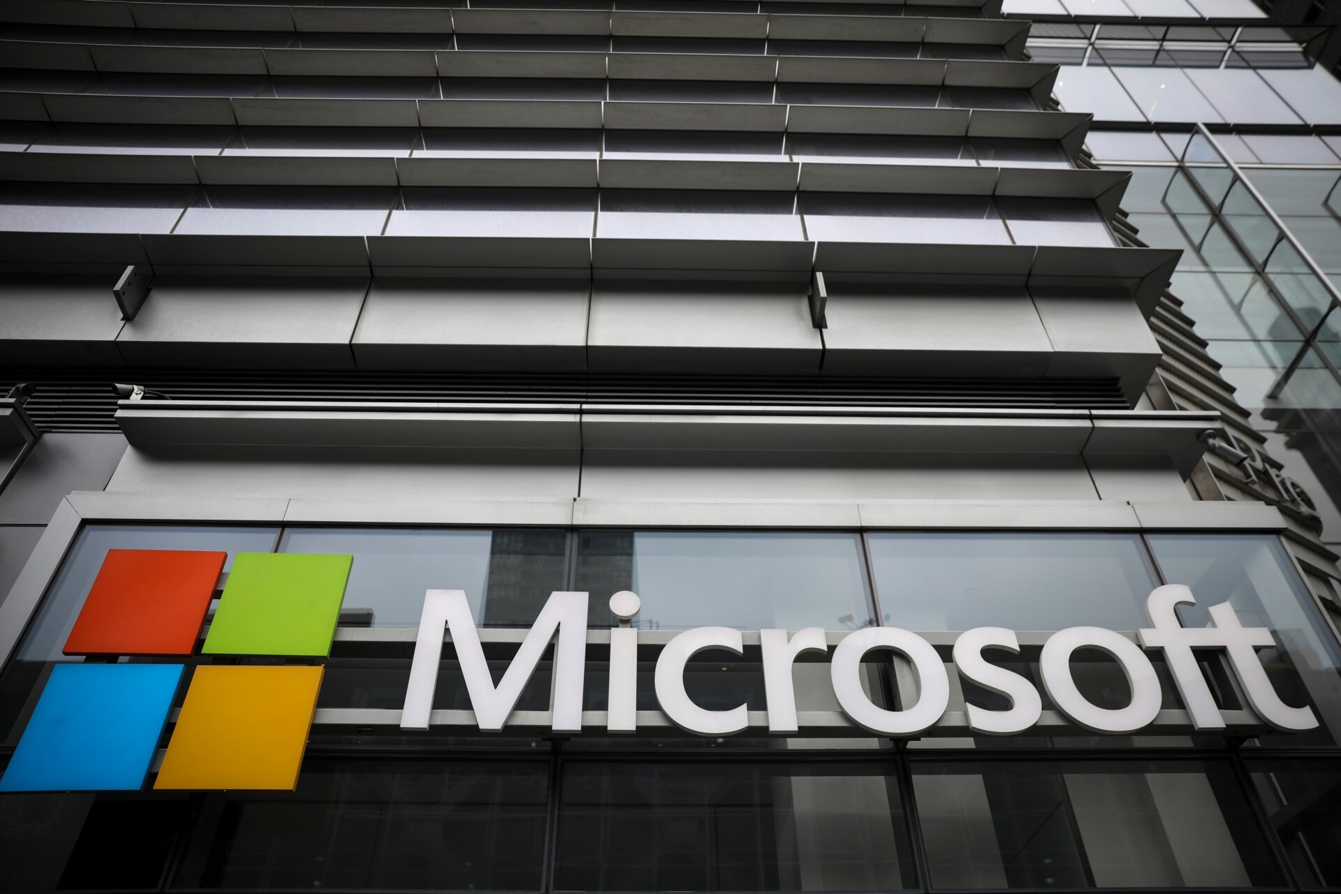 Microsoft Apologizes to Users for Widespread Outage Disrupting Xbox, Outlook, and Minecraft