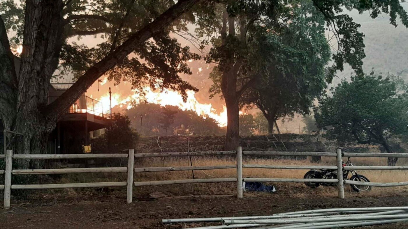 Winds and lightning strikes stoke Oregon fire, now the largest in the U.S.