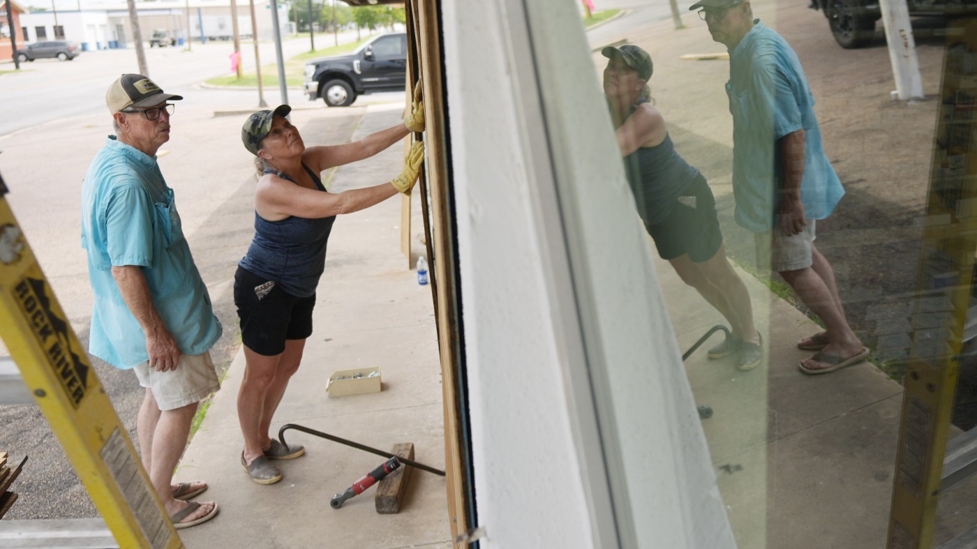 Beryl strengthens into a hurricane again as it approaches Texas