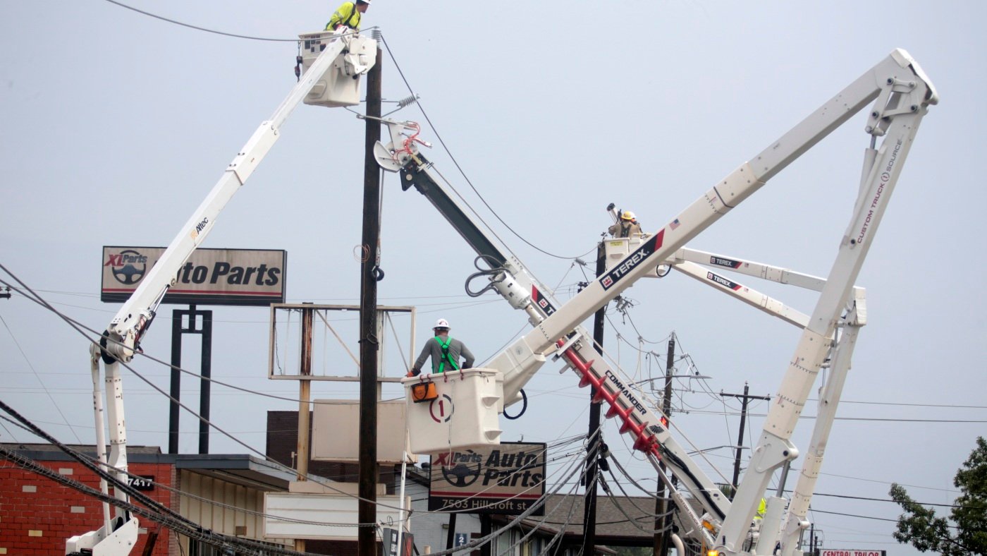 Repair crews face threats in Houston by those still without power a week after Beryl