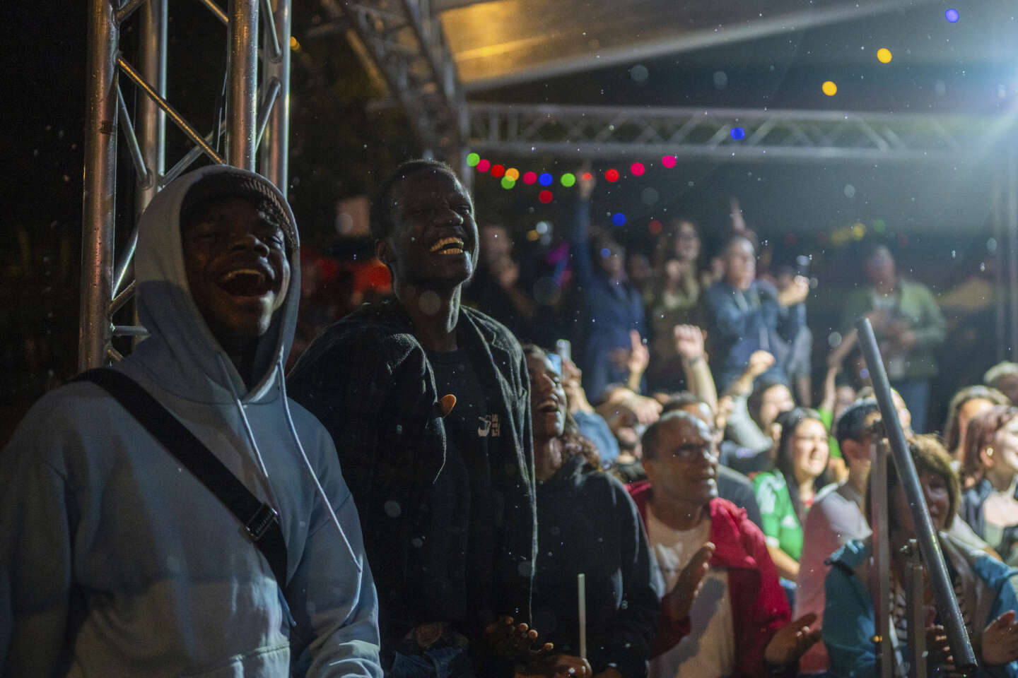 Paris 2024 : dans les fan-zones de la capitale, des encouragements, des apéros et des transats