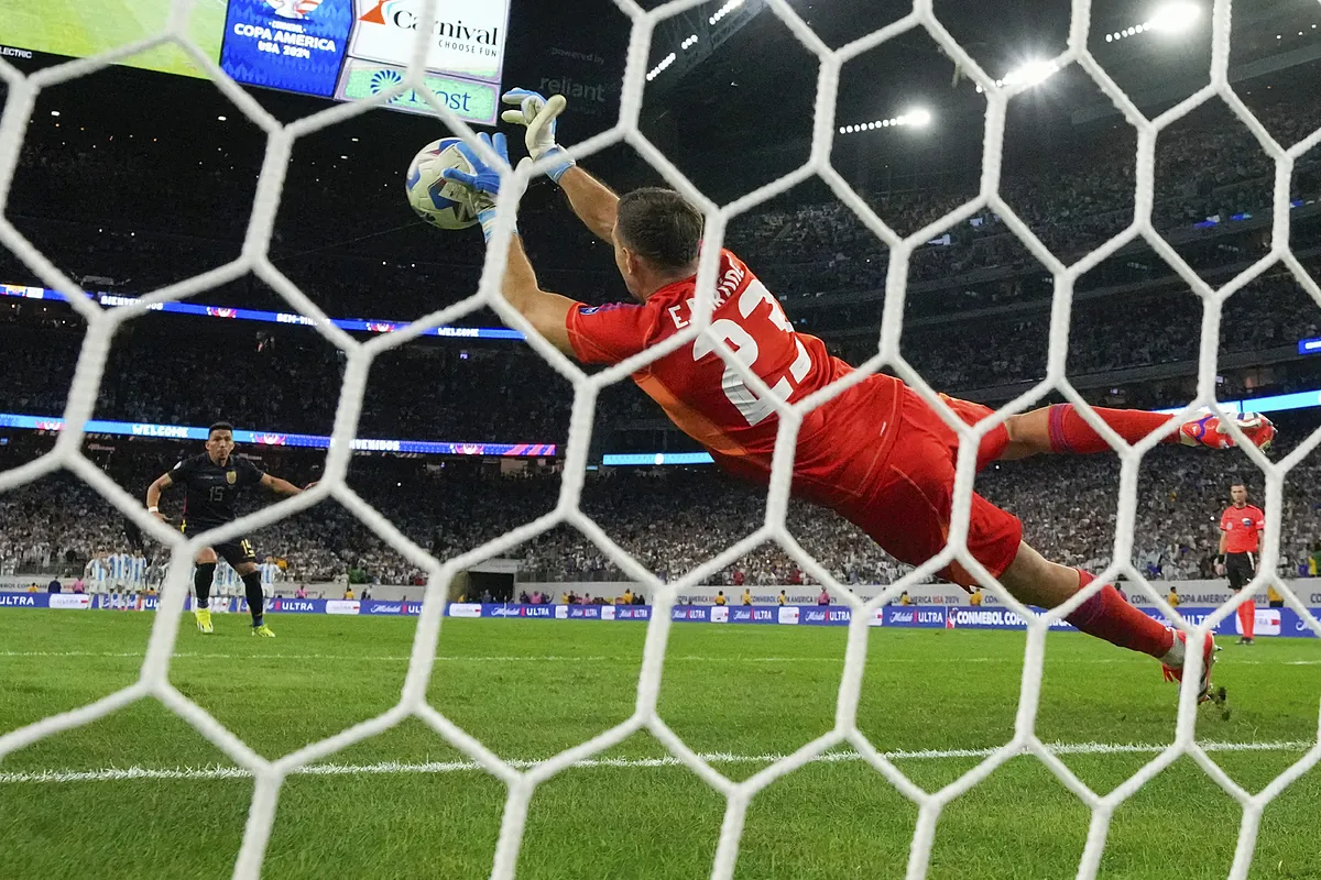 Otros penaltis históricos para Argentina: ¡Leo falla 'a lo Panenka'... y el Dibu vuelve a encumbrarse!