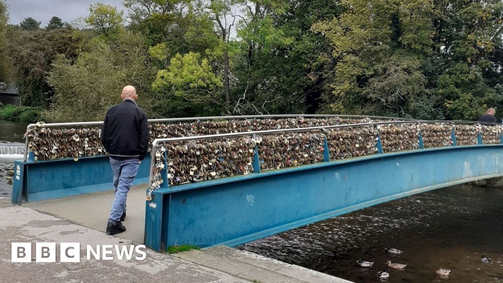 Should landmark love lock bridge be preserved?