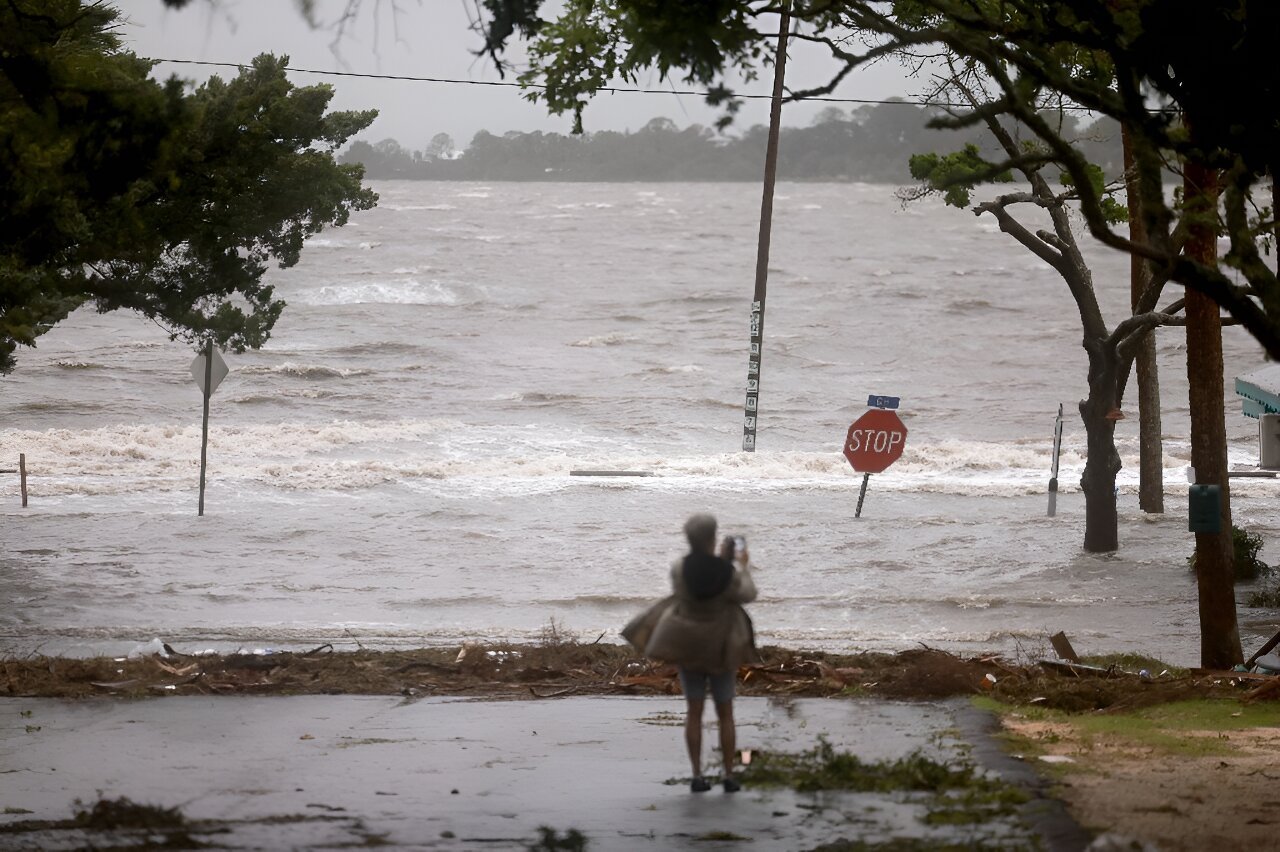 Four killed after Storm Debby hits Florida coast