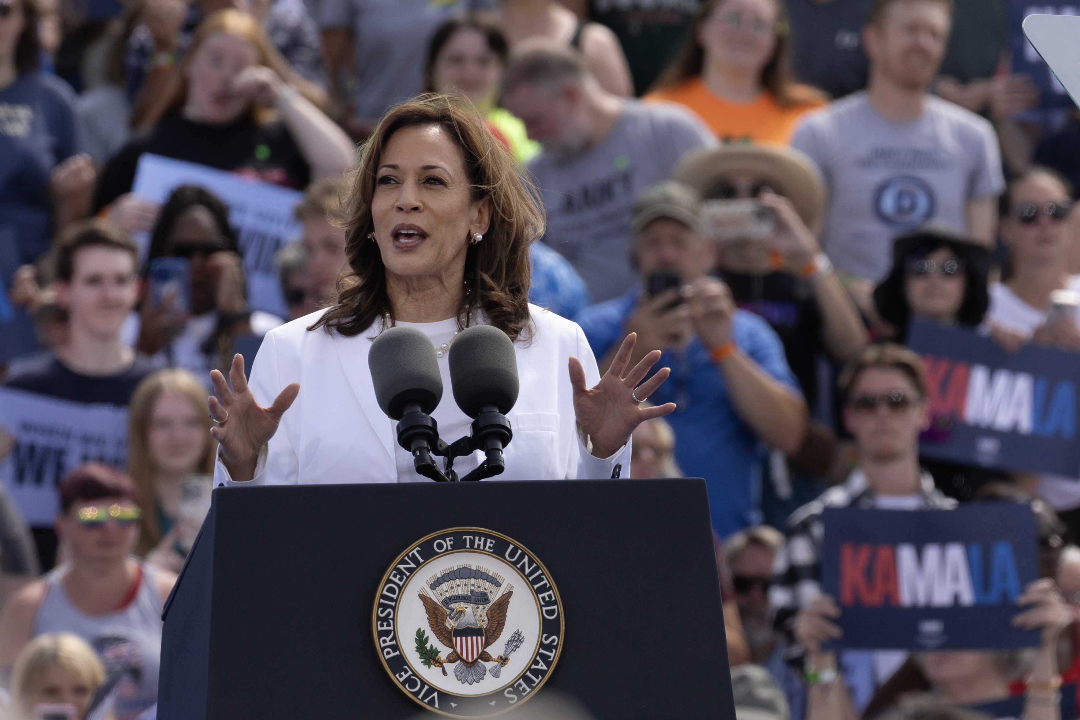 Kamala Harris Shuts Down Rally Hecklers in Michigan: 'I'm Speaking'