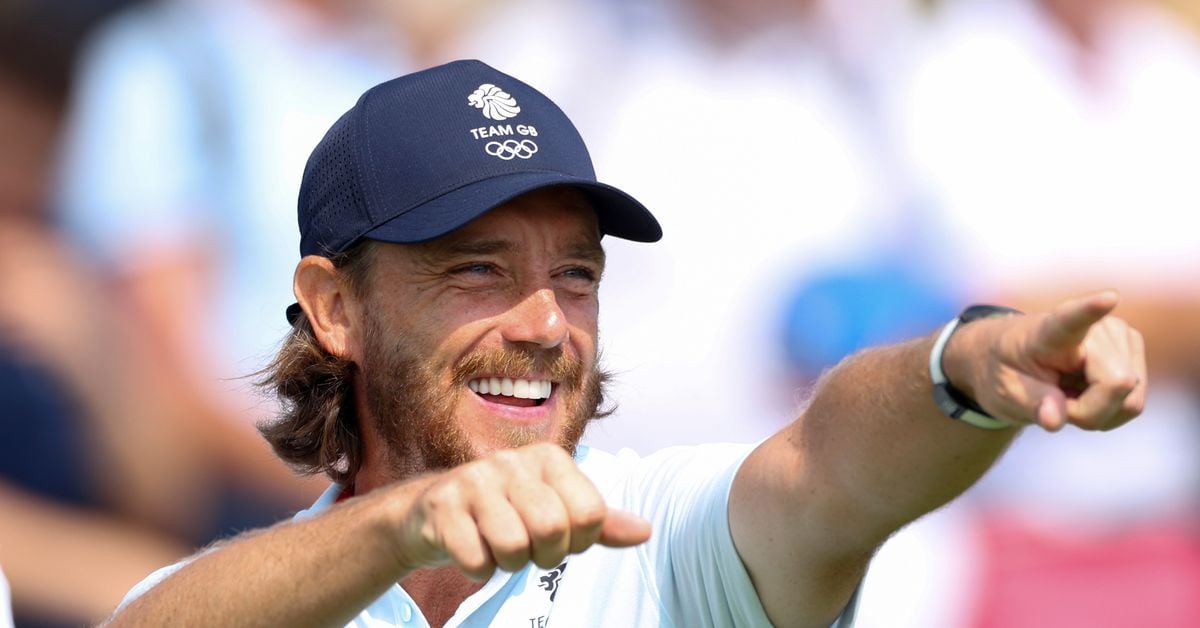 Tommy Fleetwood improbably overcomes discomfort, shares Olympic lead with outstanding 64