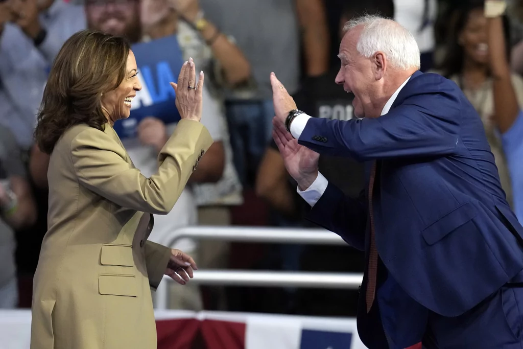 WATCH LIVE: Harris holds rally in Las Vegas with Tim Walz