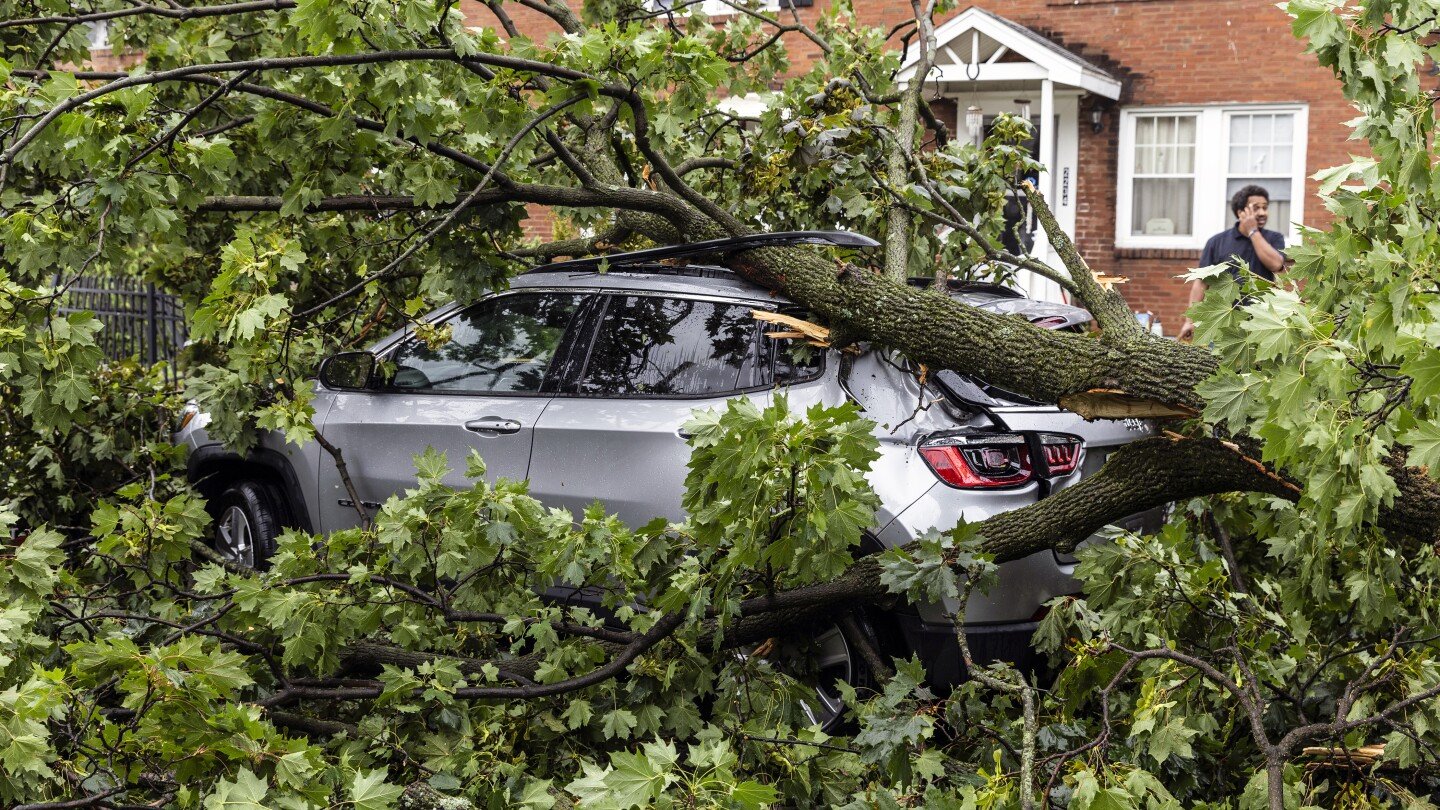 Debby's aftermath leaves thousands in the dark; threatens more flooding in the Carolinas