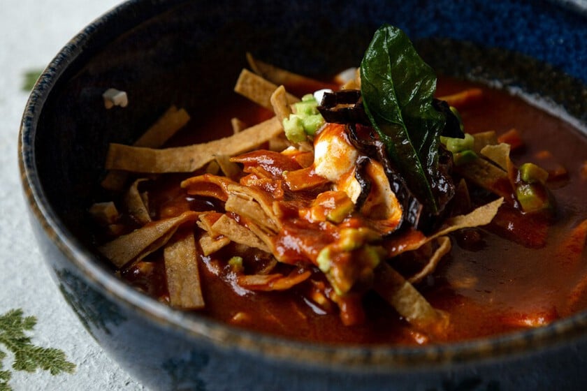 Este es el ingrediente clave para preparar un litro de caldo para sopa de tortilla para disfrutar estos días de lluvia