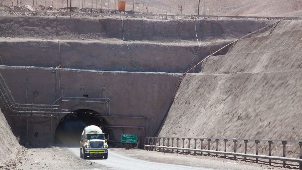 Rescatan con vida a un minero atrapado a 260 metros tras derrumbe en Pampa Camarones, en Chile