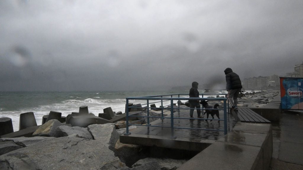 Más de 400.000 usuarios siguen sin luz en Chile tras sistema frontal de lluvias y vientos