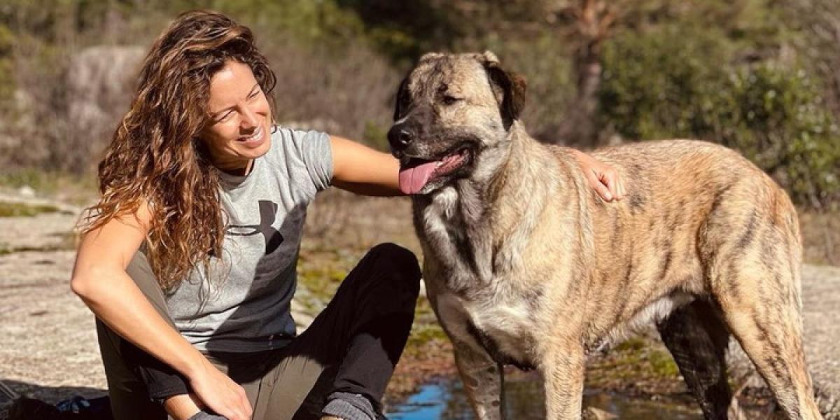 El emotivo reencuentro de Laura Madrueño con su perro tras más de cinco meses en Honduras por 'Supervivientes'