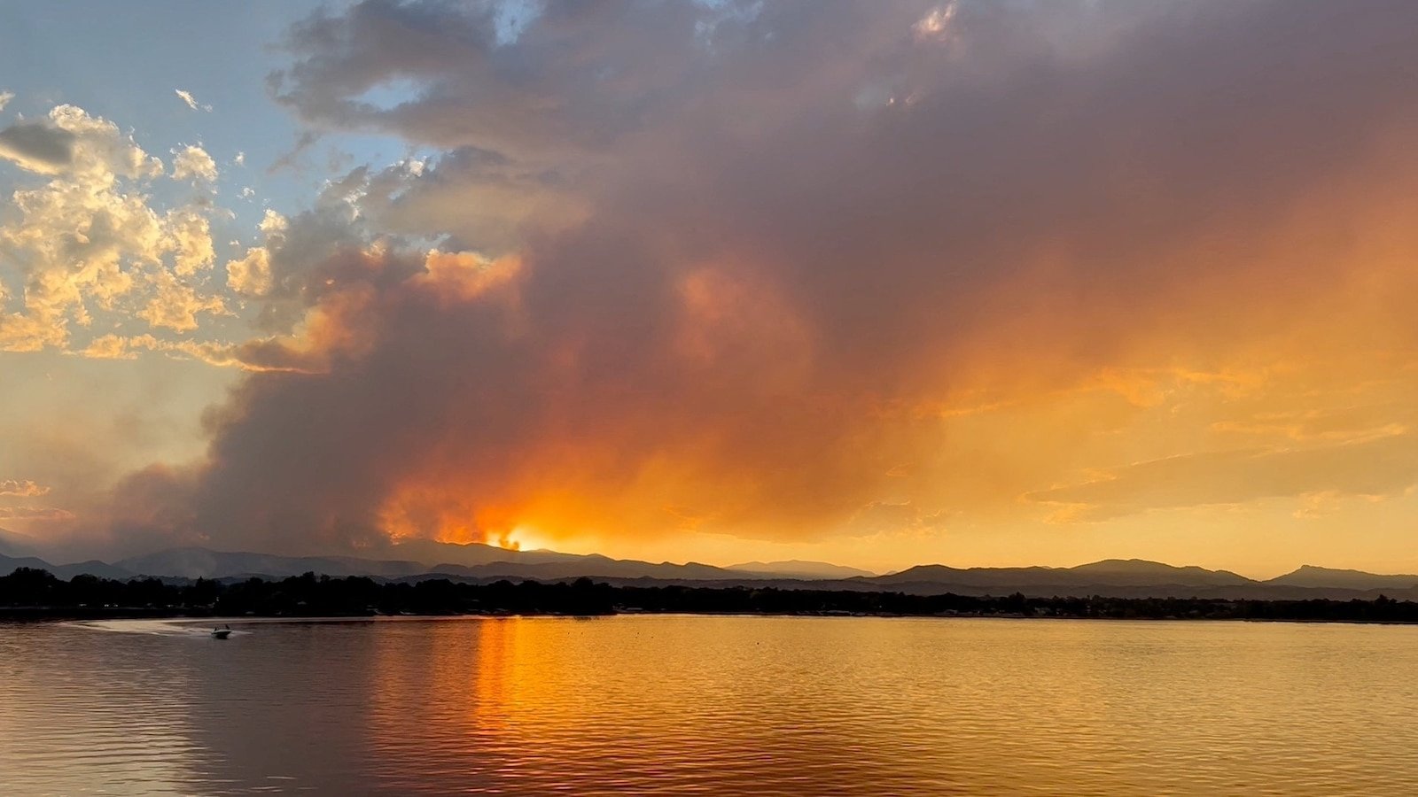 Western wildfires latest: 1 dead in new Colorado blaze