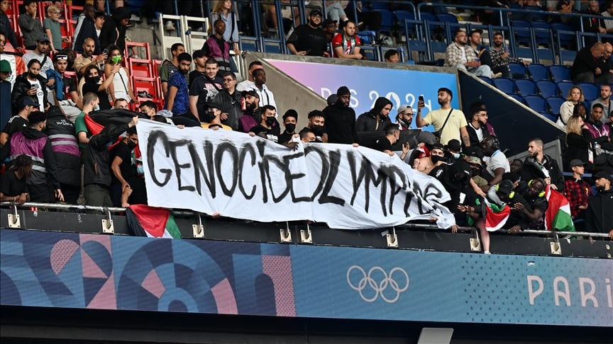 Olimpiyatlardaki futbol maçında İsrail'i protesto için "Soykırım Olimpiyatları" pankartı açıldı