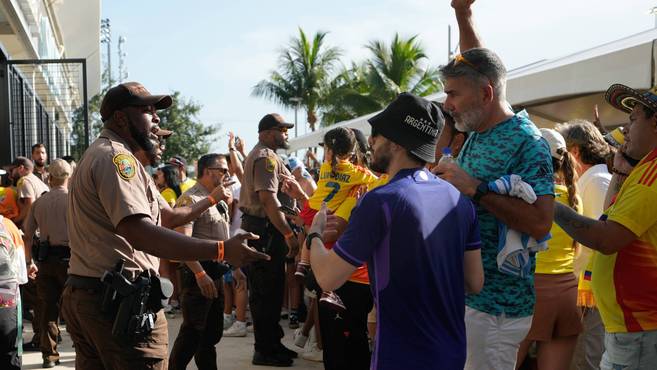 Lo que le faltaba a la organización: incidentes en los accesos al estadio y final retrasada