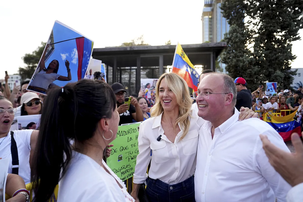 La diputada Cayetana Álvarez de Toledo, junto a la oposición venezolana en la plaza de Colón: "La dictadura no quiere testigos de su derrota y por eso nos expulsaron"